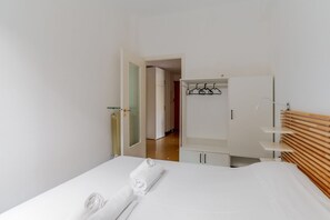 1 chambre, fer et planche à repasser