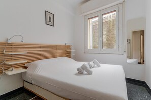 1 chambre, fer et planche à repasser