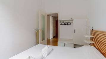 1 chambre, fer et planche Ă repasser