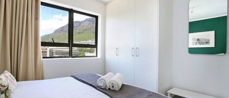 Apartment, 2 Schlafzimmer | Zimmersafe, individuell dekoriert, individuell eingerichtet