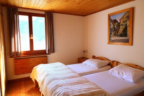 4 makuuhuonetta, silitysrauta/-lauta, pääsy pyörätuolilla