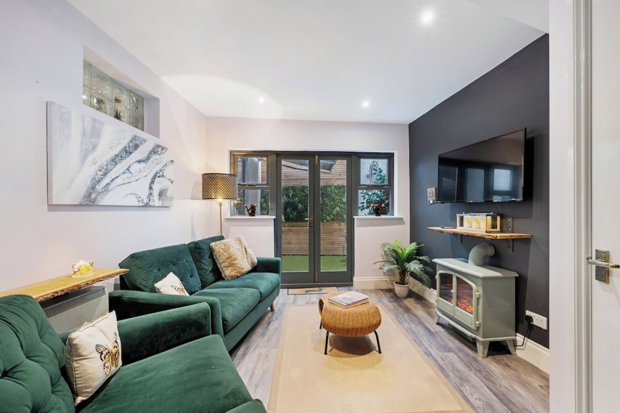 TV, fireplace