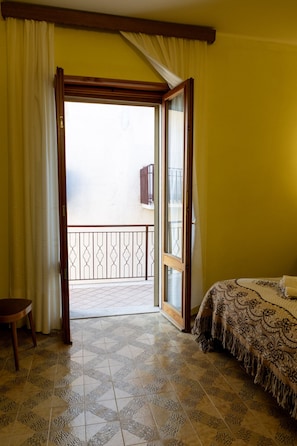 2 bedrooms, iron/ironing board, WiFi