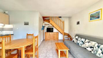 Una televisión, una mesa de tenis de mesa