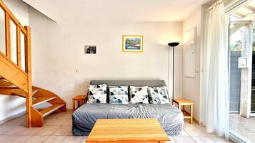 Una televisión, una mesa de tenis de mesa