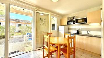 Een koelkast, een microgolfoven, een oven