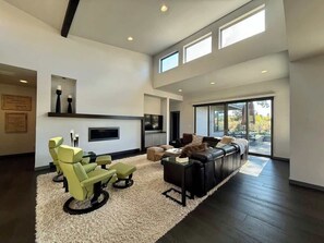 TV, fireplace, offices - Monthly Rental on Tetherow Golf | HotTub | E-Bikes (Tetherow)