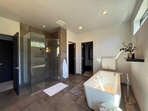 Shower, hair dryer, towels, shampoo - Monthly Rental on Tetherow Golf | HotTub | E-Bikes (Tetherow)