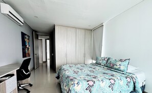 Tabla de planchar con plancha, internet y ropa de cama 