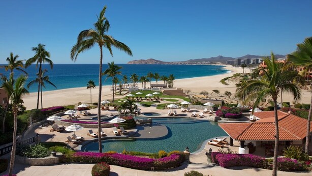 A resort with a pool, beach, and palm trees. - Beachfront 1-bedroom apartment in delightful Los Cabos, Resort Access (San José del Cabo)