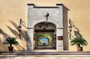 تفاصيل الفندق من الخارج