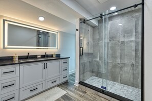 Dutxa, assecador de cabells, bidet i tovalloles