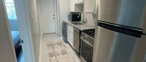 Een microgolfoven, een oven, een kookplaat, een vaatwasser