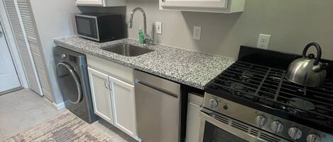 Micro-ondes, four, plaque de cuisson, lave-vaisselle