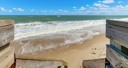 Walk to Wabasso Beach: Home w/ Hot Tub & Bikes