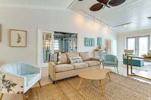 TV, books - Walk to Wabasso Beach: Home w/ Hot Tub & Bikes (Vero Beach)