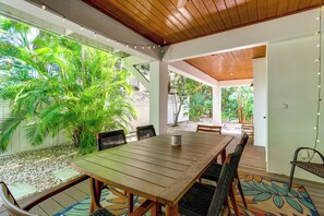 Outdoor dining - Walk to Wabasso Beach: Home w/ Hot Tub & Bikes (Vero Beach)