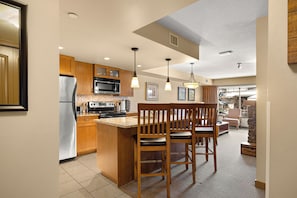 Microondas, horno, parrilla de estufa y lavavajillas