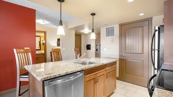 Microondas, horno, placa de cocina, lavavajillas