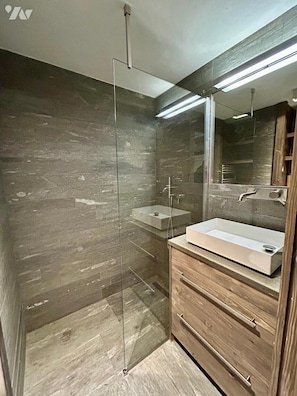 Shower, hair dryer, towels, soap - Luxury 3 bedrooms, 2 bath duplex with open fireplace (Val-d'Isère)