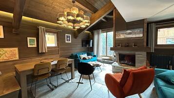 Smart-TV, Kamin, Bücher