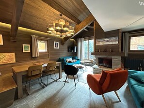 Smart-TV, Kamin, Bücher