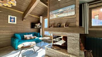 Smart-TV, Kamin, Bücher