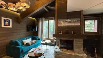 TV connectée, cheminée, livres