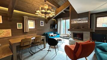 TV connectée, cheminée, livres