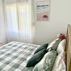 3 bedrooms, iron/ironing board, Internet, bed sheets - Family Beach House! Pet Friendly, Close to Parks! (Scarborough)