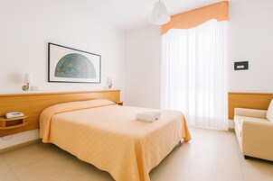 Minibar, caja de seguridad en la habitación, wifi gratis y ropa de cama 