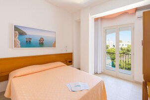 Minibar, caja de seguridad en la habitación, wifi gratis y ropa de cama 