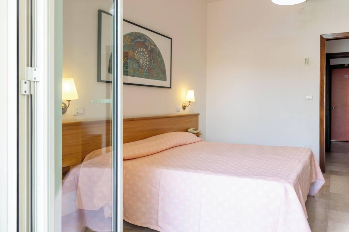 Minibar, in-room safe, free WiFi, bed sheets