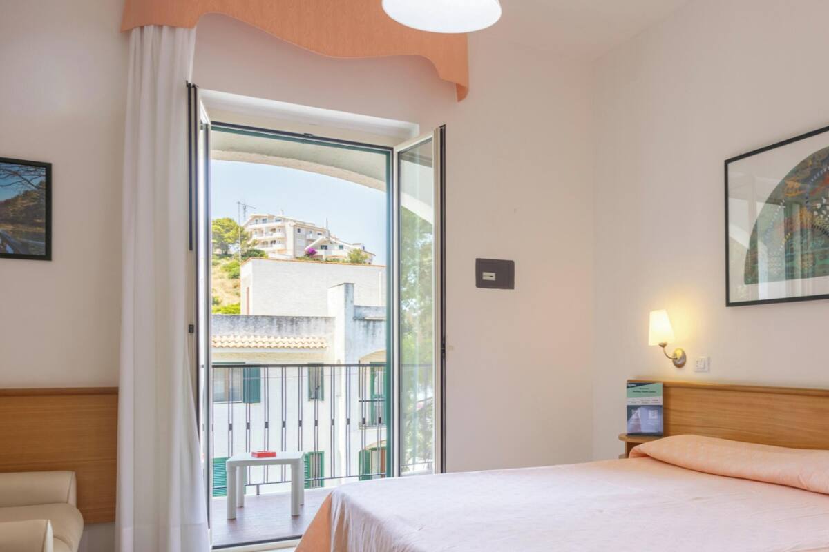 Minibar, in-room safe, free WiFi, bed sheets