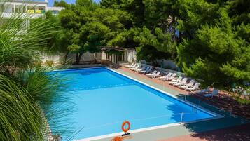 2 piscines extérieures