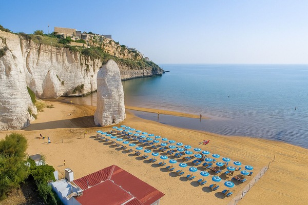 Sulla spiaggia, lettini da mare, ombrelloni, un bar sulla spiaggia