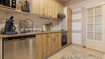 Jääkaappi, mikroaaltouuni, uuni, liesi