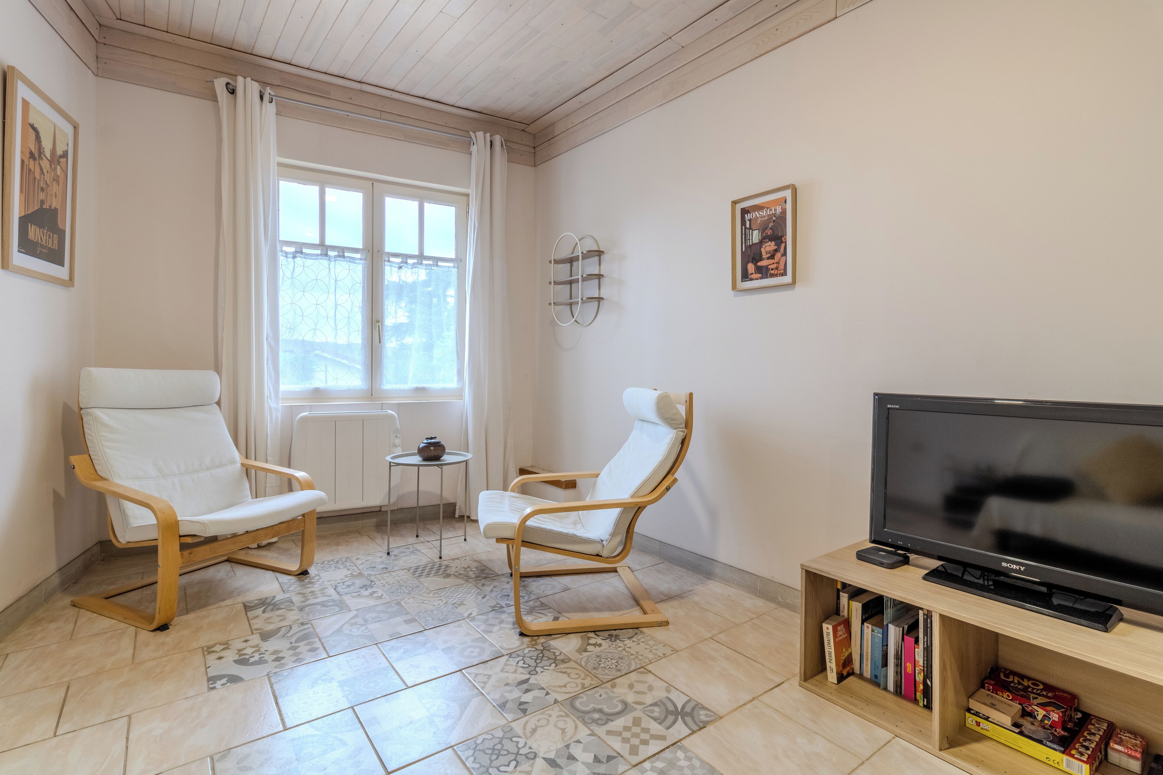 Télévision, lecteur de DVD, livres