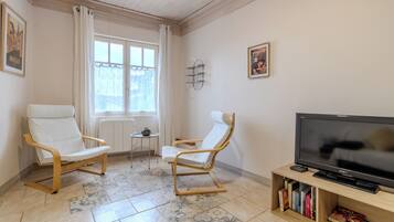 Televisio, DVD-soitin, kirjoja