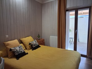 3 habitaciones, escritorio y tabla de planchar con plancha 