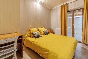 3 Schlafzimmer, Schreibtisch, Bügeleisen/Bügelbrett, Reisekinderbett