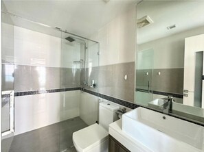 Shower, hair dryer, bidet, towels