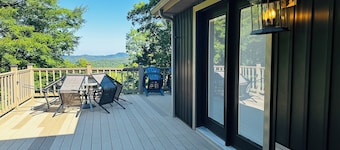 Spacious 5-bedroom house in lovely Mount Nebo with Hot Tub with lake views