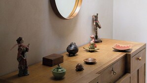 A wooden dresser with drawers, a mirror, and various decorative items including figurines and small bowls. - "Elegant 2 Level Duplex 2 Baths & Bikes -Trastevere" (Roma)
