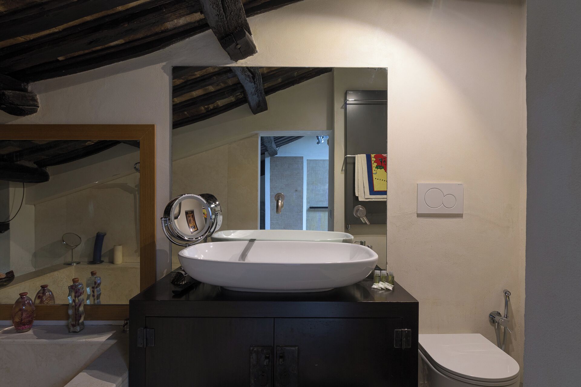 Douche, séchoir à cheveux, bidet, serviettes fournies