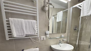 Habitación doble | Baño | Secadora de cabello, toallas, papel de baño