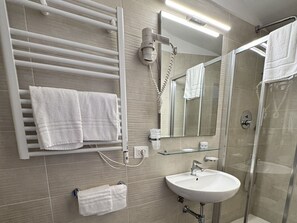 雙人房 | 浴室 | 吹風機、毛巾、衛生紙