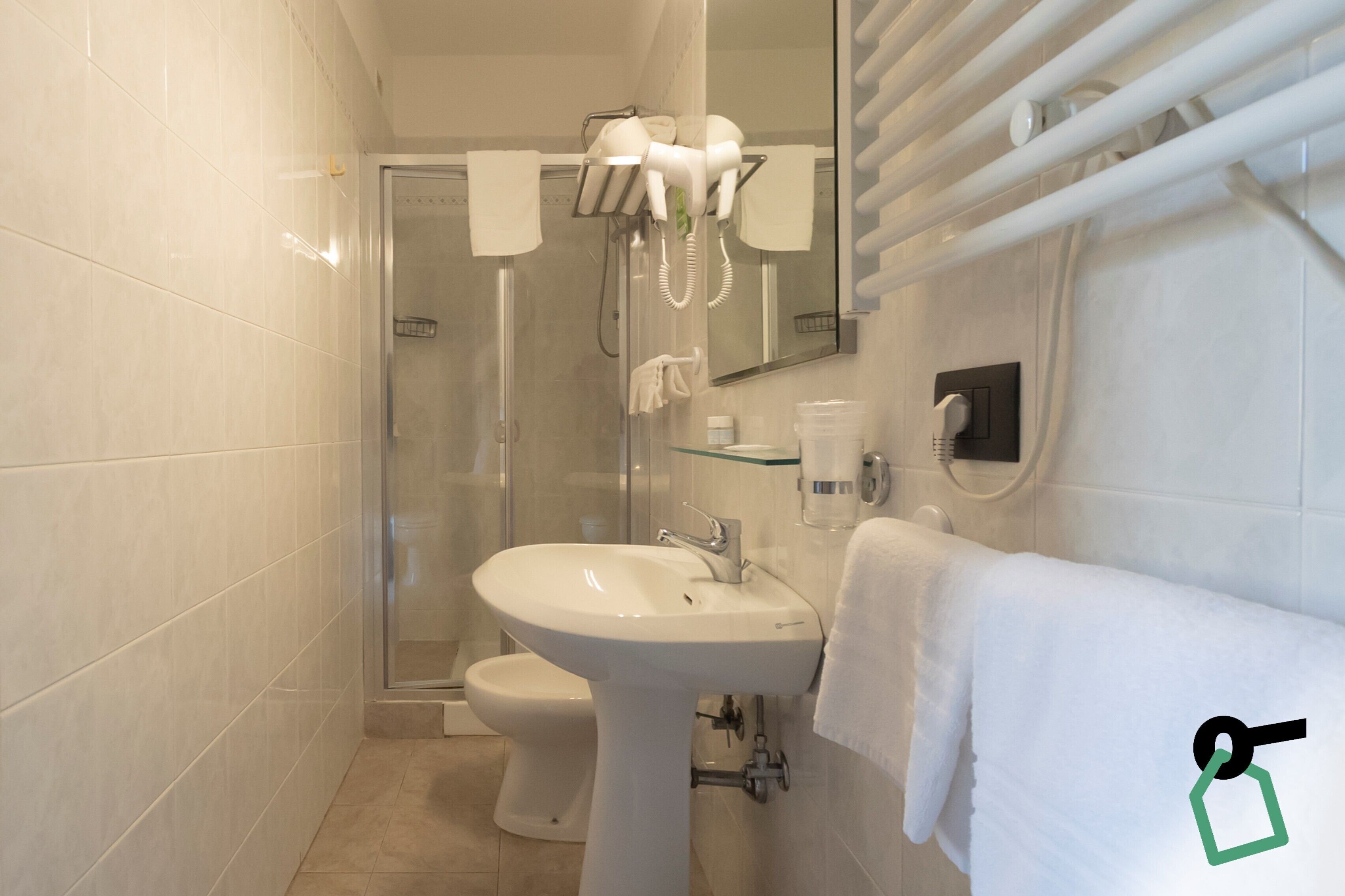 Habitación doble | Baño | Secador de pelo, toallas y papel higiénico