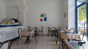 Desayuno con opciones de la cocina local incluido todos los días