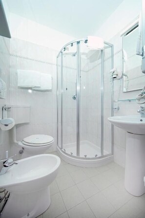 Camera doppia | Bagno | Asciugacapelli, asciugamani, carta igienica